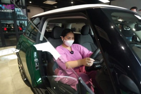 Isengnya Sultan, 9 Potret Nagita Lihat Mobil Warna Lucu Langsung Beli