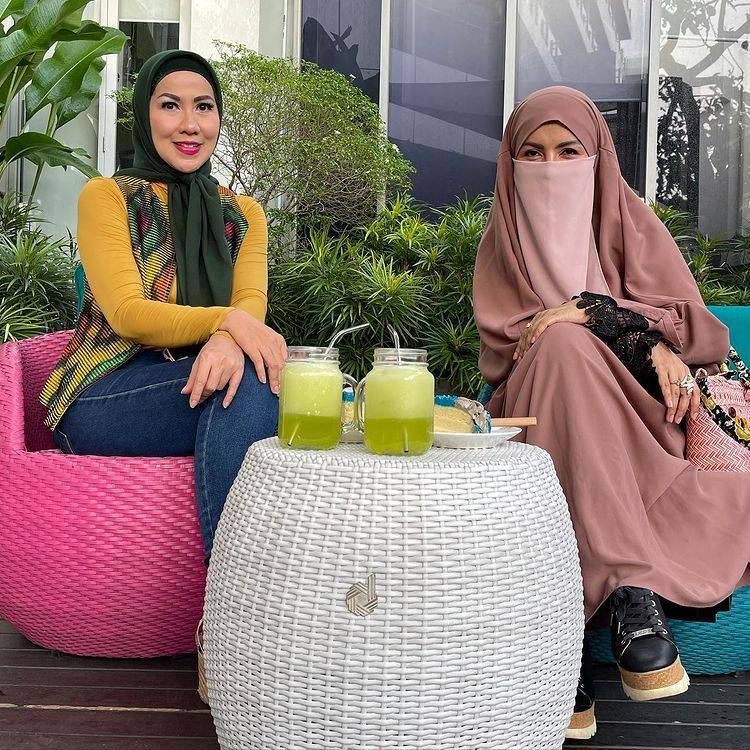 9 Potret Seleb Yang Dulu Sering Tampil Terbuka Kini Berhijab