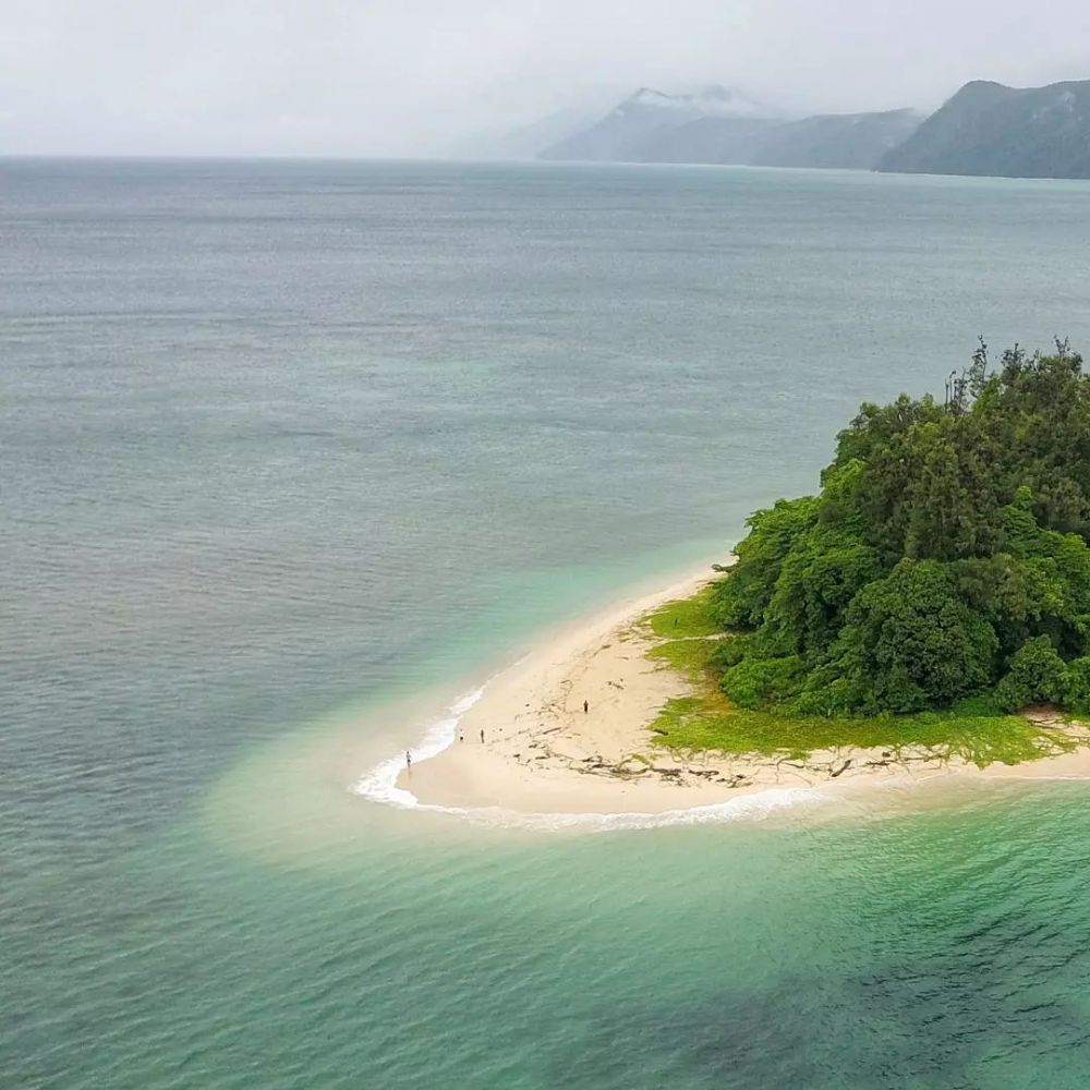 9 Tempat Wisata Sorong Paling Indah, Ada Pulau hingga Danau