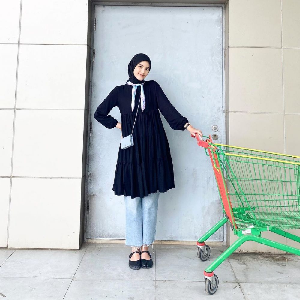 10 Ide Padu Padan Outfit Tunik Ala Rania Sukandari, OOTD Berkelas 
