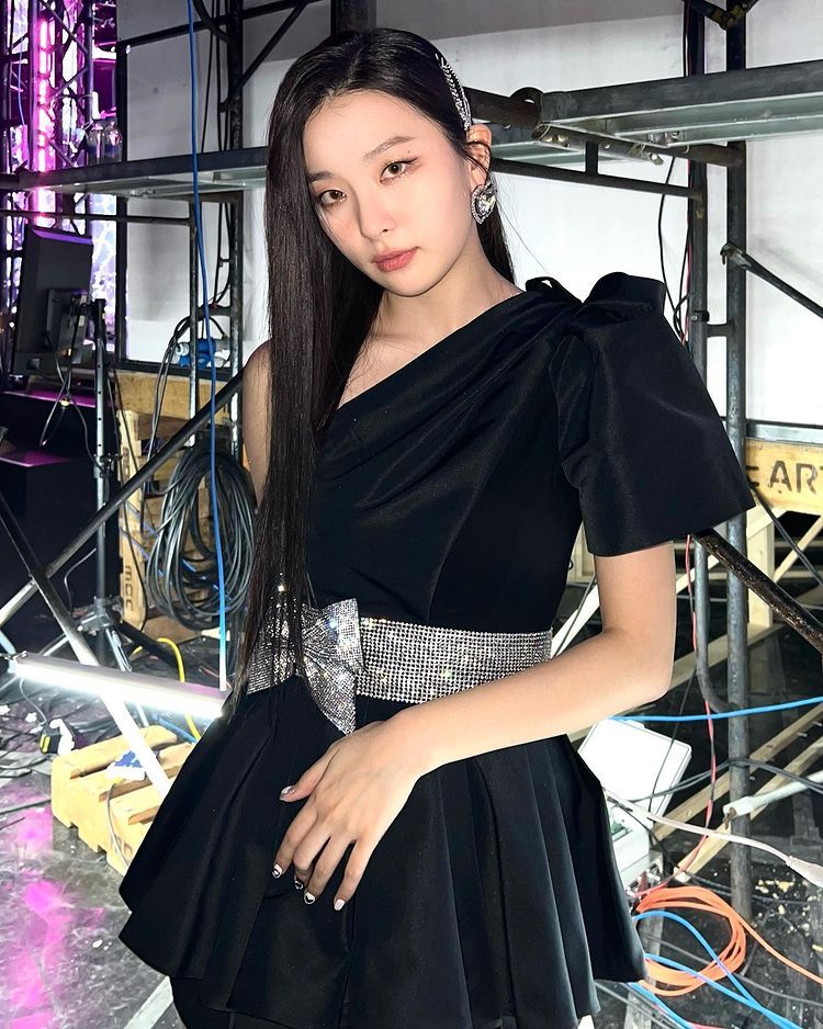 9 Mix and Match Outfit Serba Hitam ala Seulgi Red Velvet, Trendi Abis