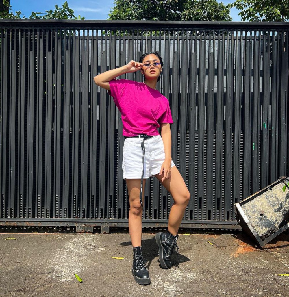 9 Inspirasi Gaya Outfit Street Style dengan Celana Pendek