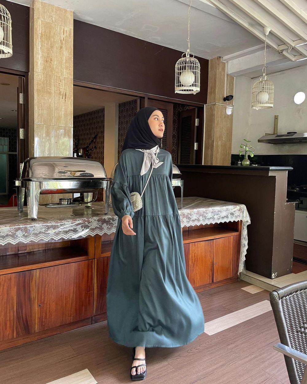 9 Rekomendasi Style Hijab Dress ala Inas Rana Fagastia, Trendi Abis!