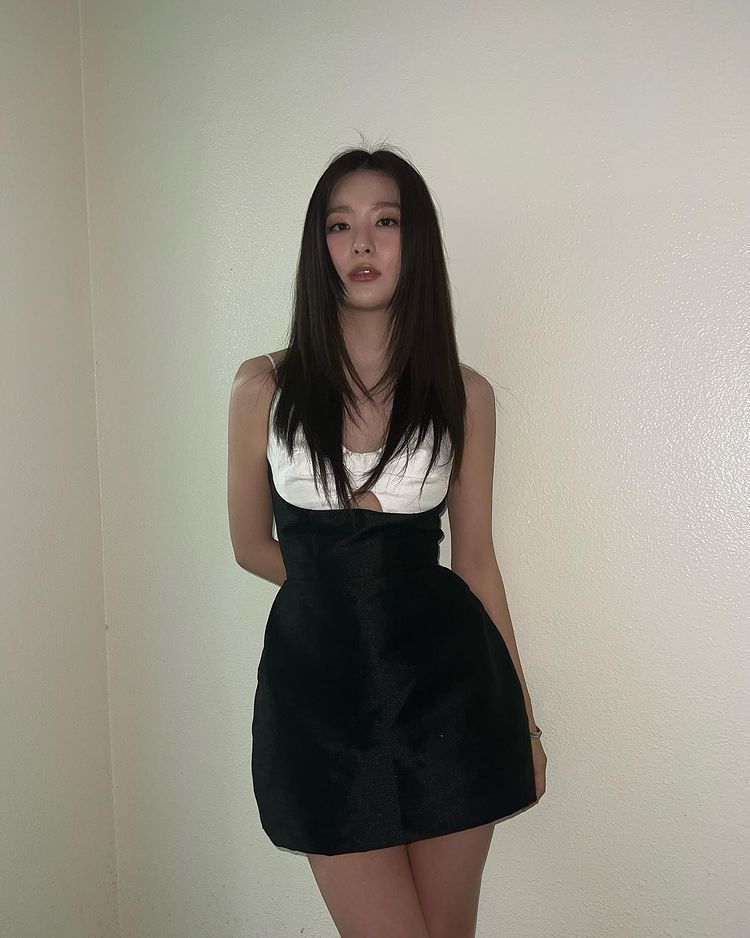 9 Mix and Match Outfit Serba Hitam ala Seulgi Red Velvet, Trendi Abis