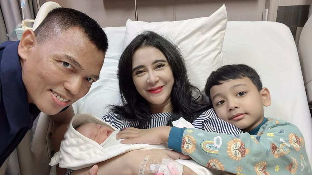 10 Foto Keluarga Artis Dikaruniai Anak Kedua Di 2022, Kompak