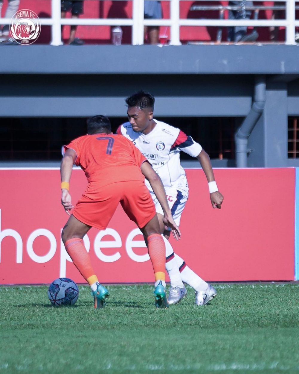 Arema FC Tak Berkutik Hadapi Serangan Cepat Borneo FC  