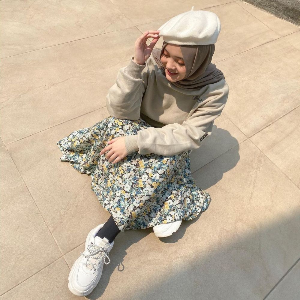 10 OOTD Hijab Putri Delina dengan Gaya Korean Style, Cute Abis!