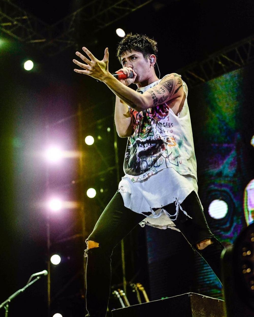 10 Gaya Outfit Taka ONE OK ROCK Saat di Atas Panggungp