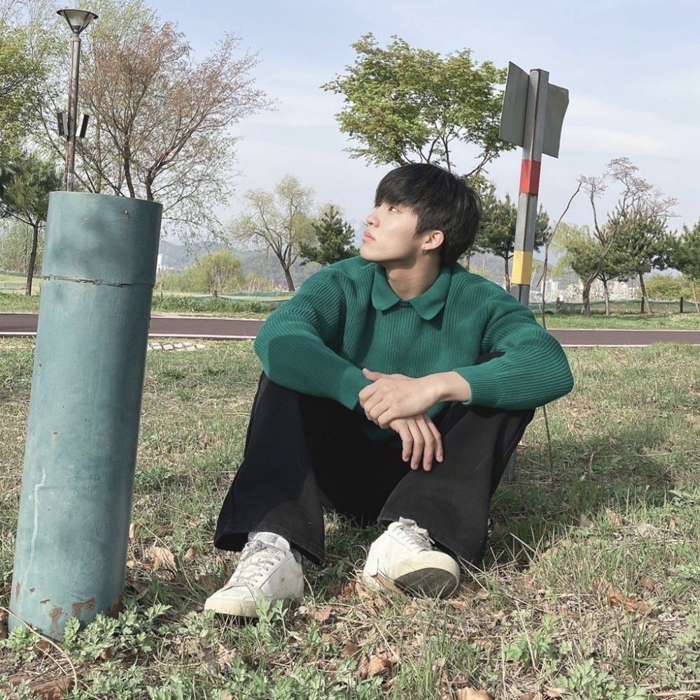 16 Ide Gaya Foto ala Member Treasure untuk Cowok