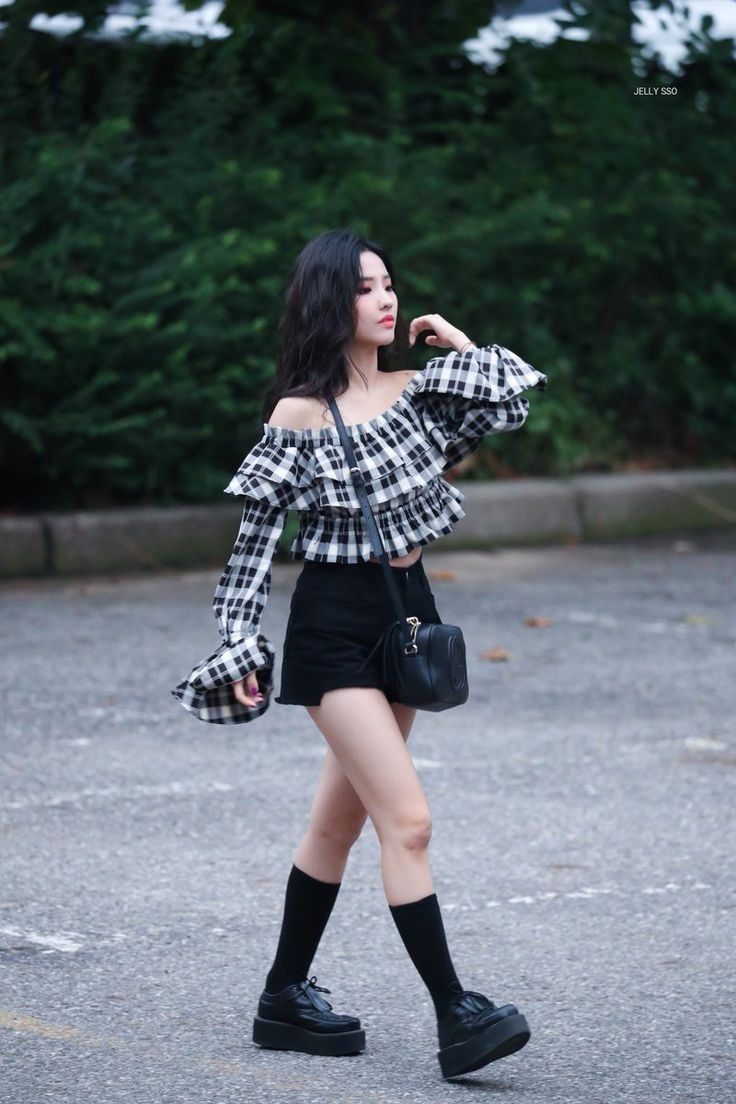 9 Ide OOTD Mix and Match Outfit ala Soyeon (G)I-DLE, Kasual dan Edgy!