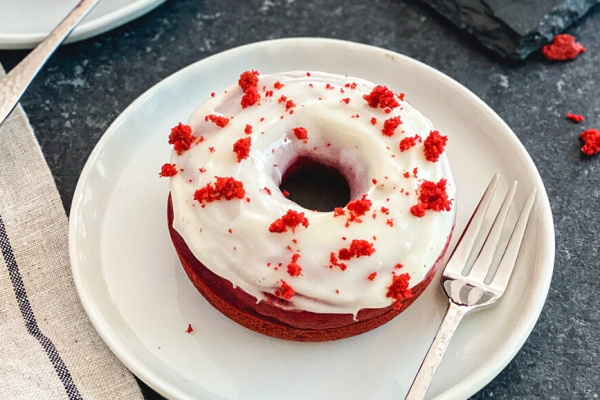 Resep Donat Red Velvet dengan Glaze Cream Cheese, Manis!
