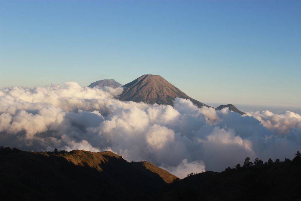 10 Potret Keindahan Gunung Prau, Pemandangannya Cerah Mata - WisataHits