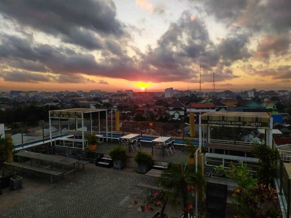 8 Hotel dengan Rooftop Cafe Terbaik di Jogja, View-nya Syahdu