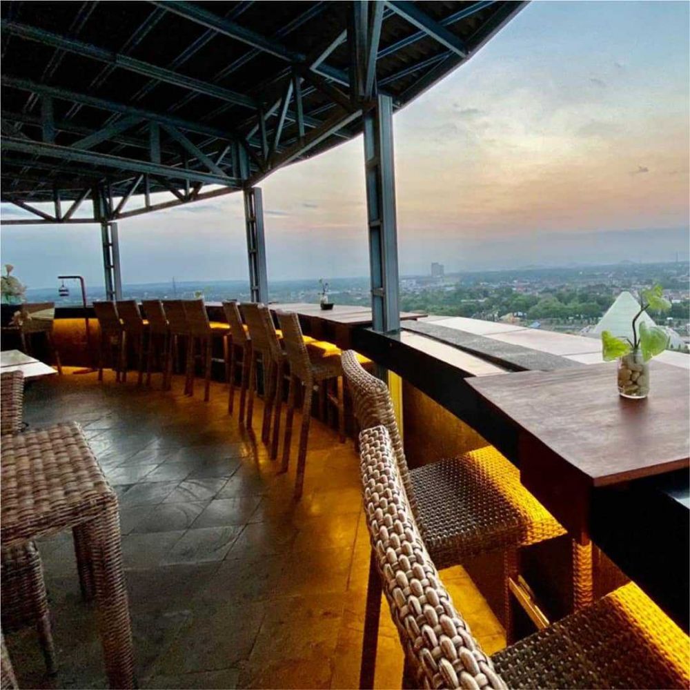 8 Hotel dengan Rooftop Cafe Terbaik di Jogja, View-nya Syahdu