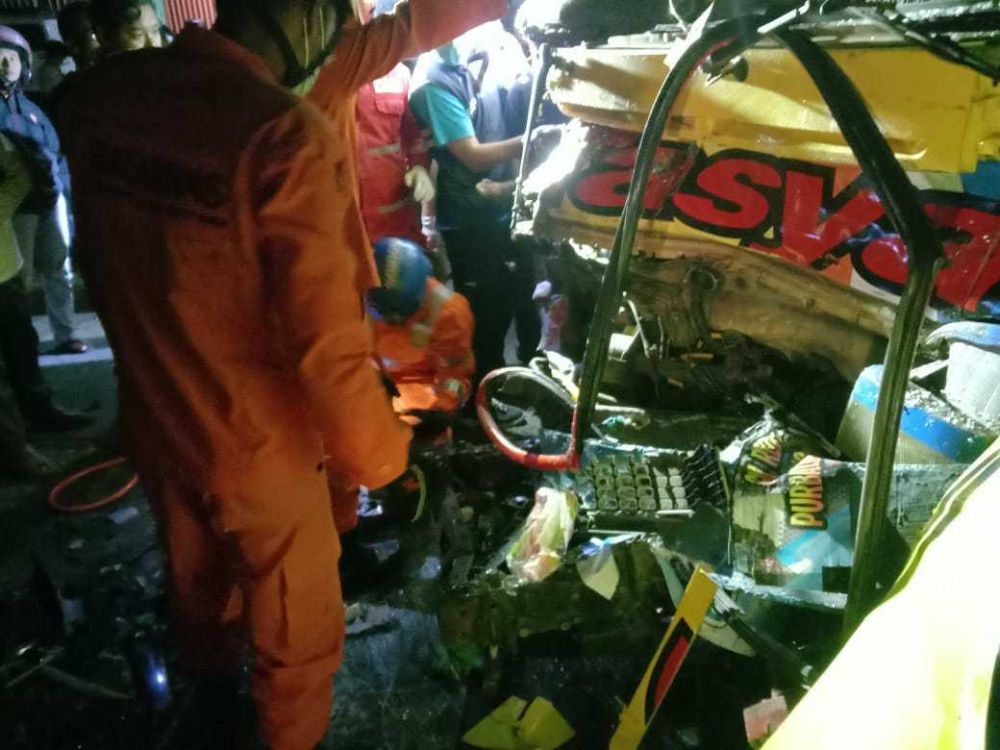 Adu Banteng Lawan Bus di Kulon Progo, Sopir Truk Terjepit Bodi