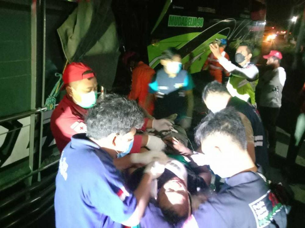 Adu Banteng Lawan Bus di Kulon Progo, Sopir Truk Terjepit Bodi