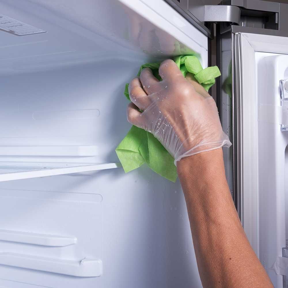 Bersihkan bagian dalam dan lubang pembuangan lemari es