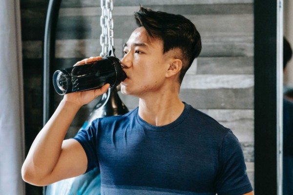 5 Efek Berbahaya Jika Minum Sambil Berdiri, Sebabkan Asam Lambung!