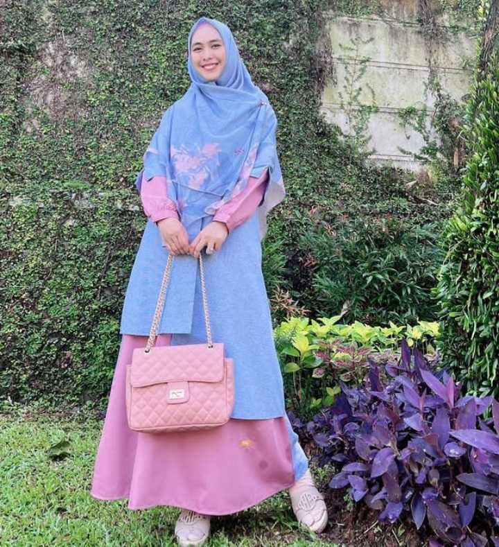9 Ide outfit Selebriti Dengan Hijab Menutup Dada, Simpel dan Anggun