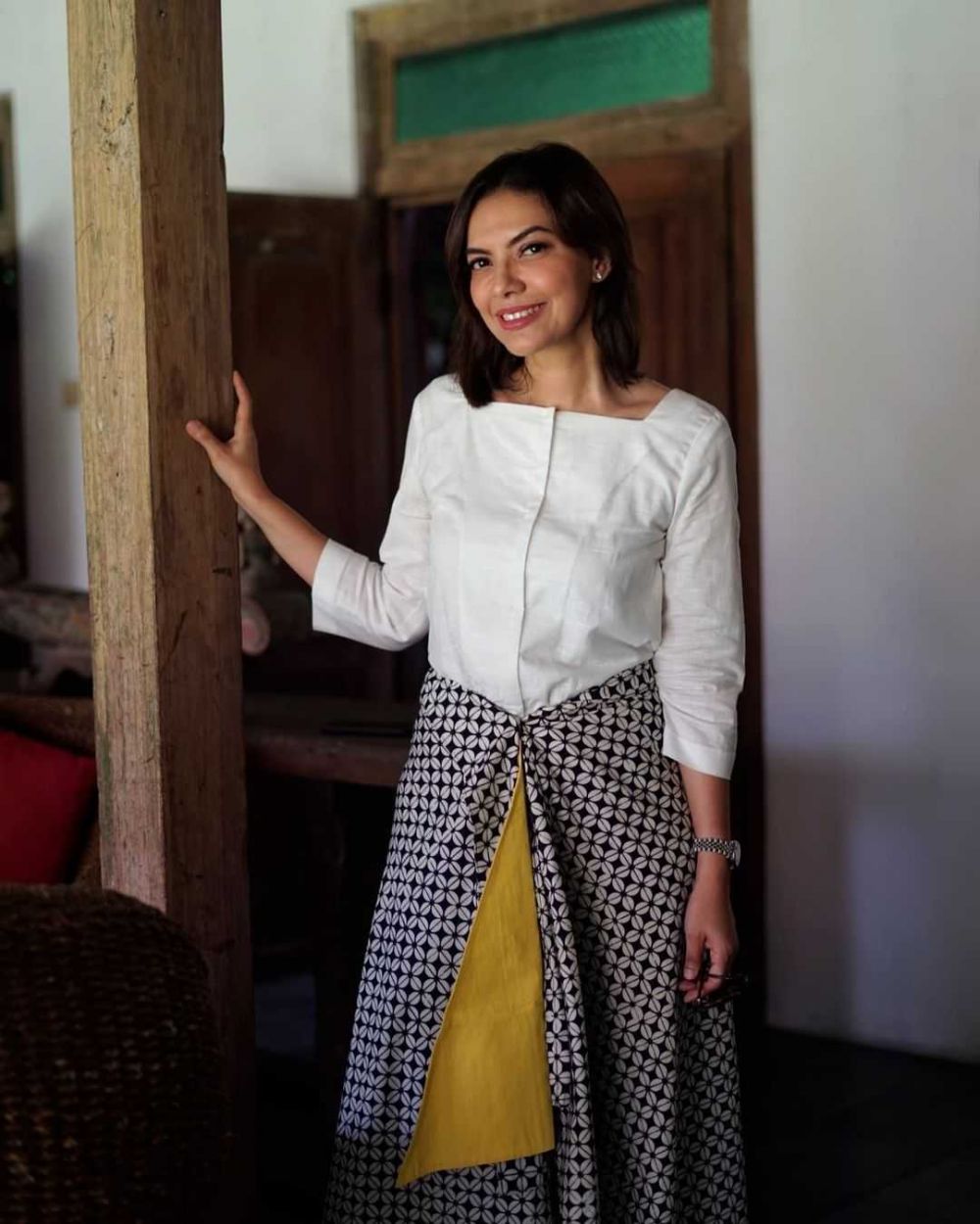 OOTD Najwa Shihab dengan Outfit Padu-padan Putih, Fresh Banget!