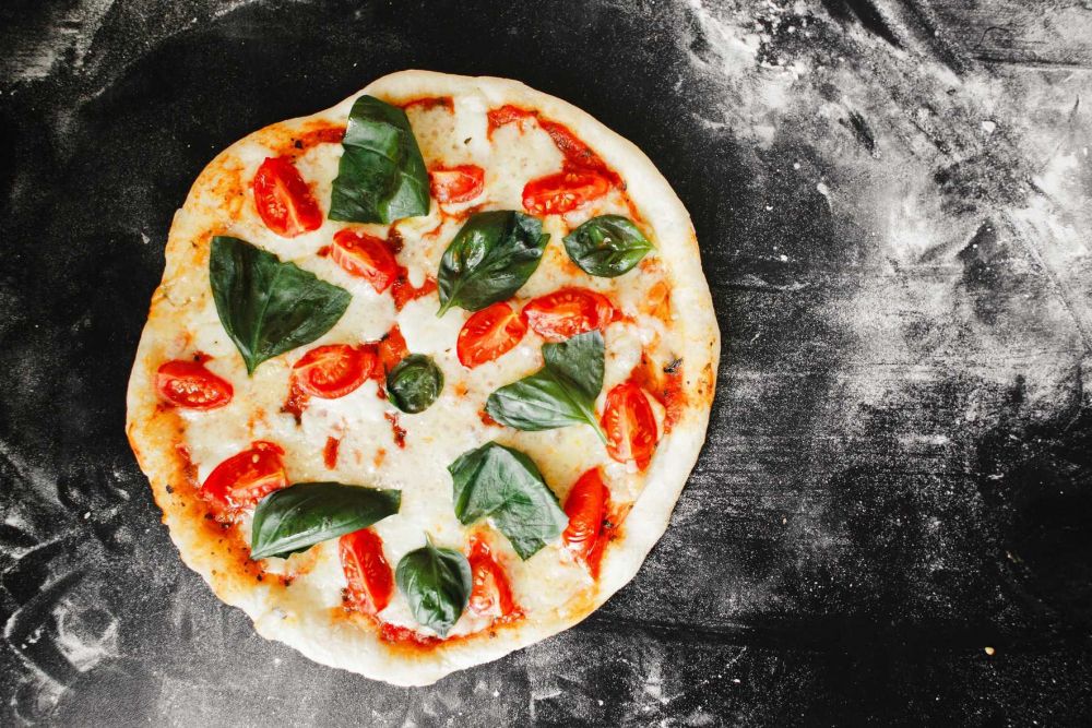 Resep Pizza Pepperoni Mozzarella yang Mudah Dibuat, Kejunya Lumer!