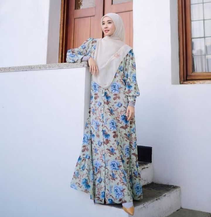 9 Ide outfit Selebriti Dengan Hijab Menutup Dada, Simpel dan Anggun