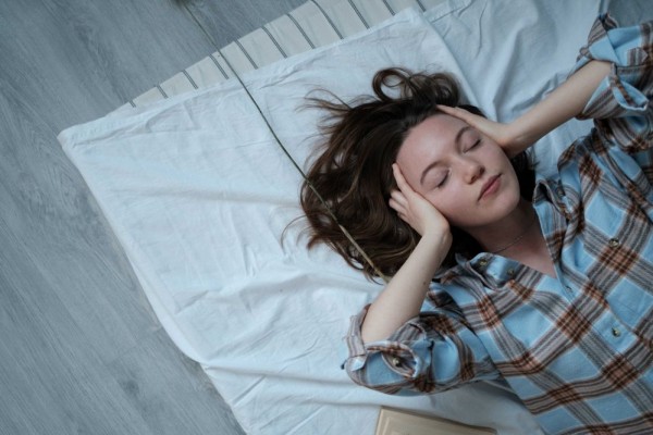 5 Bahaya Tidur Dengan Rambut Basah, Sebabkan Ketombe!