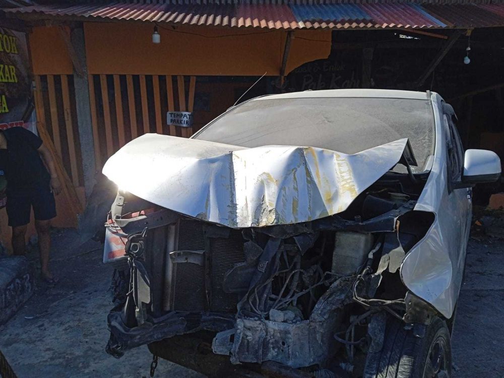 Kecelakan di Bantul, Sebuah Mobil Tabrak Motor dan Warung Makan 