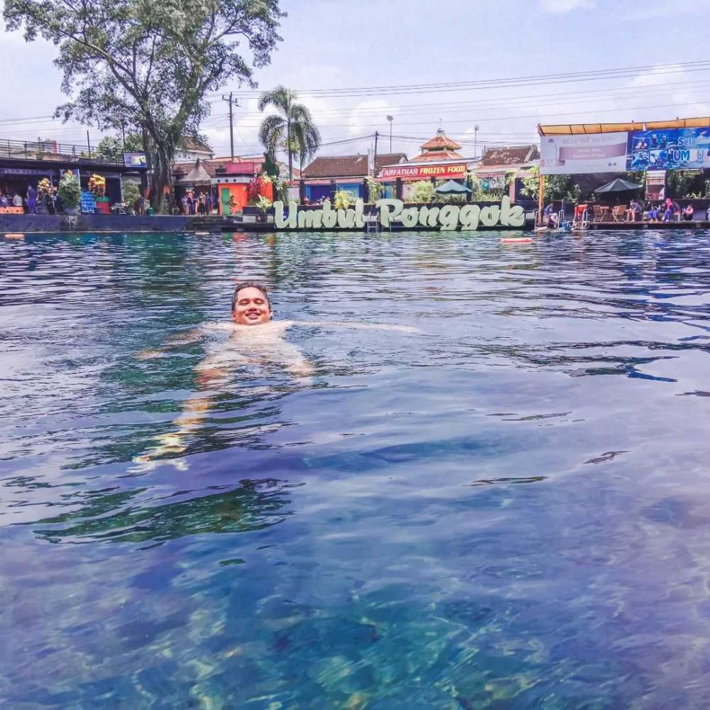 10 Potret Umbul Ponggok, Wisata Underwater dengan Air Super Bening