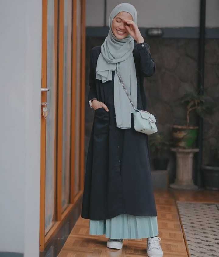 9 Ide outfit Selebriti Dengan Hijab Menutup Dada, Simpel dan Anggun