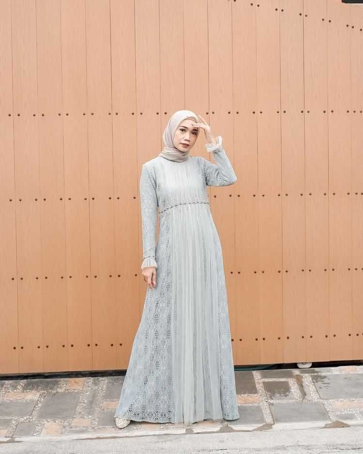 10 Ide Dress Outfit Kondangan ala Uwie Mariska, Anggun dan Elegan