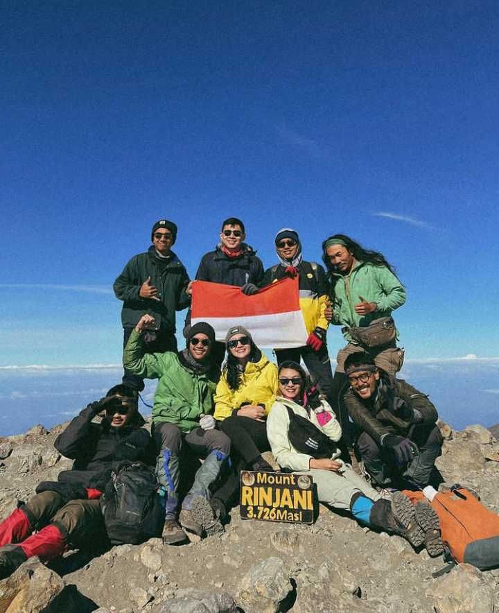 Senang Hiking Febby Rastanty Mendaki Gunung Rinjani