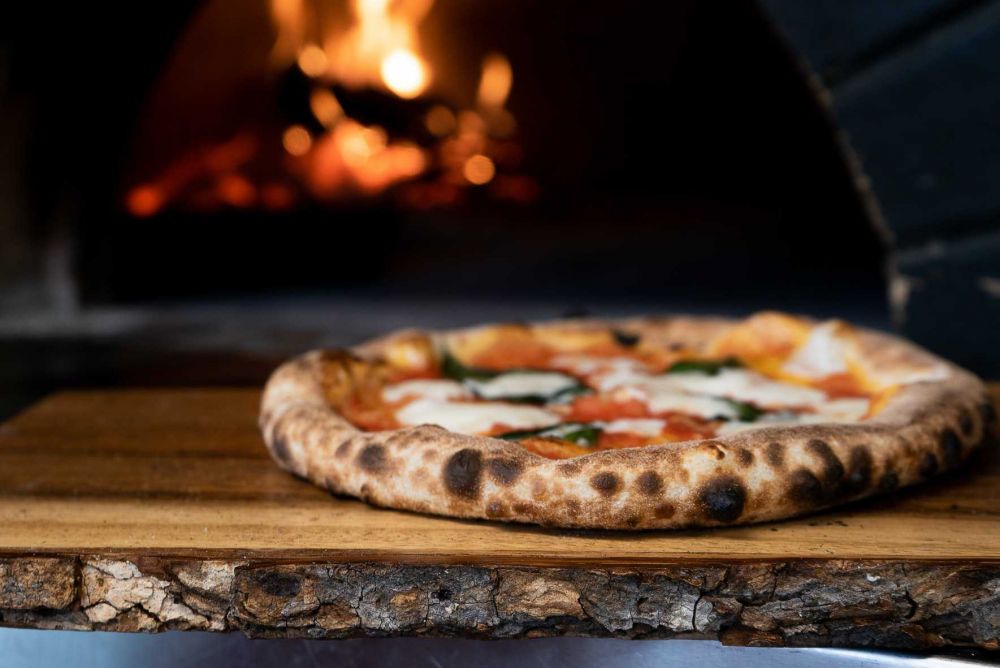 Resep Pizza Pepperoni Mozzarella yang Mudah Dibuat, Kejunya Lumer!