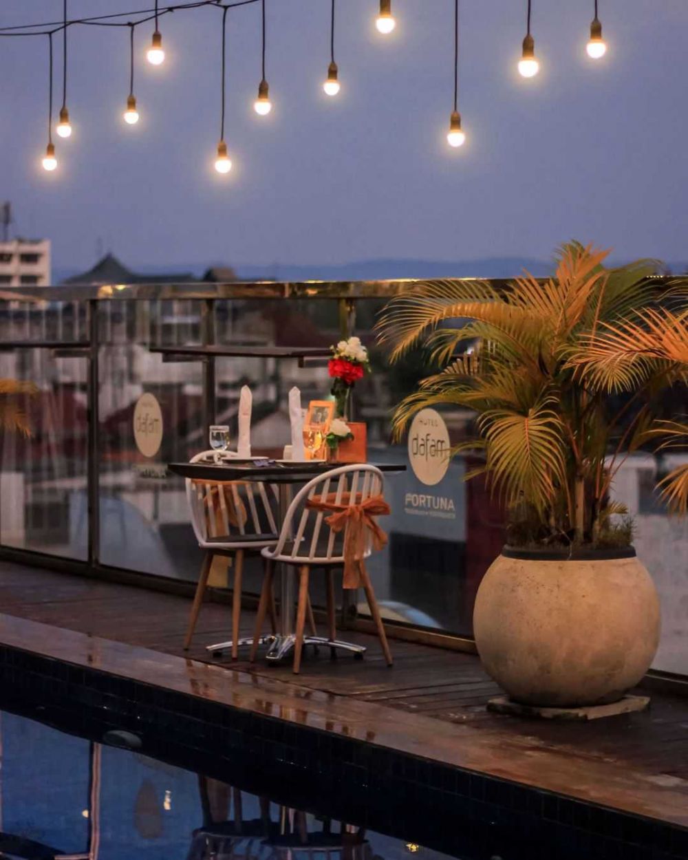 8 Hotel dengan Rooftop Cafe Terbaik di Jogja, View-nya Syahdu