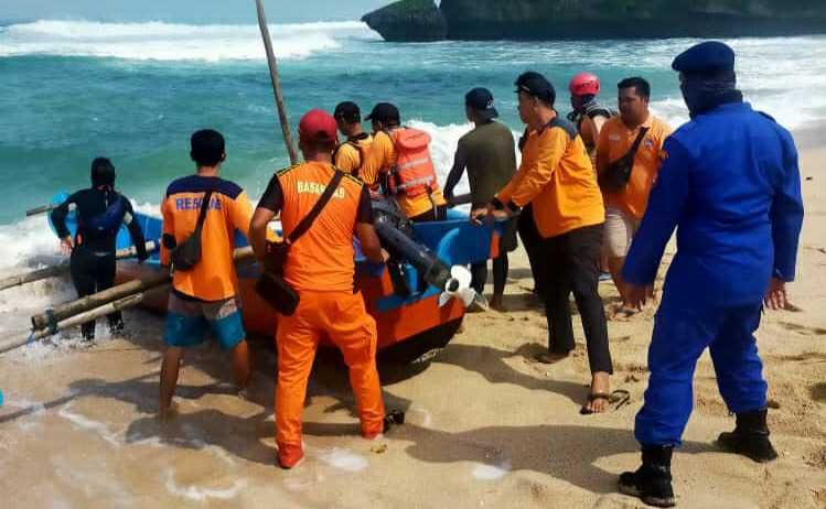Fajar Budi Wisatawan Asal Sukoharjo masih Hilang di Pantai Drini  