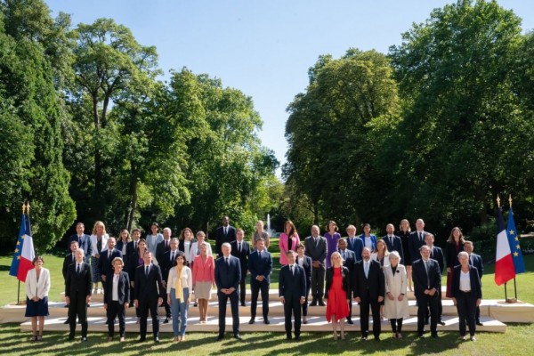 Koalisinya KO di Parlemen, Macron Reshuffle Kabinet