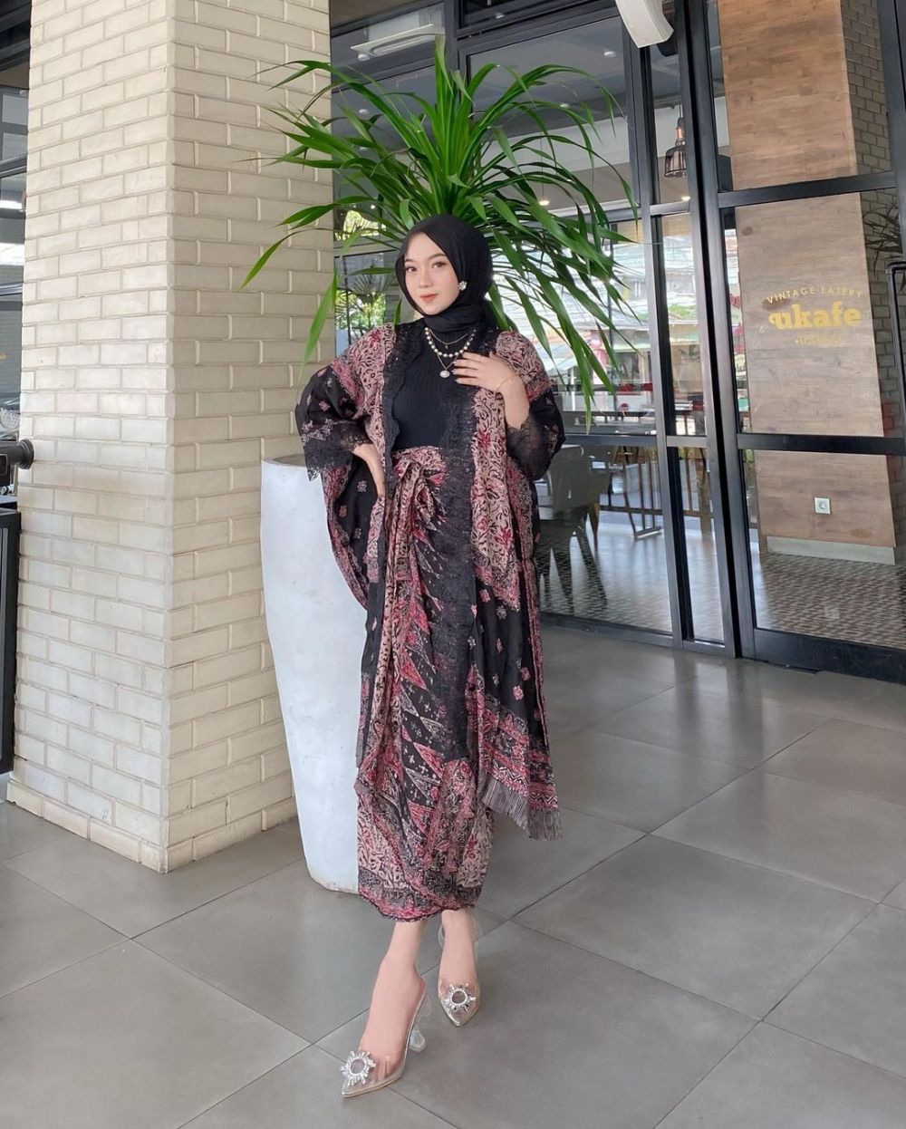 10 OOTD dengan Kebaya Modern untuk Kondangan, Elegan Banget!