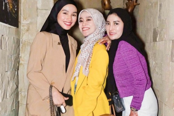 9 Potret Tya Arifin dengan Artis Indonesia, Akan Pindah ke Indonesia!