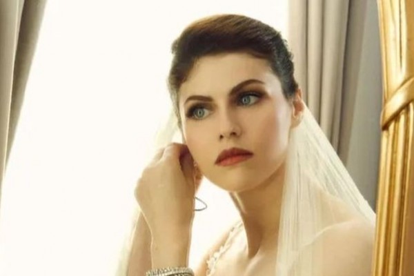 9 Potret Pesona Alexandra Dadario dengan Gaun Pengantin, Stunning!