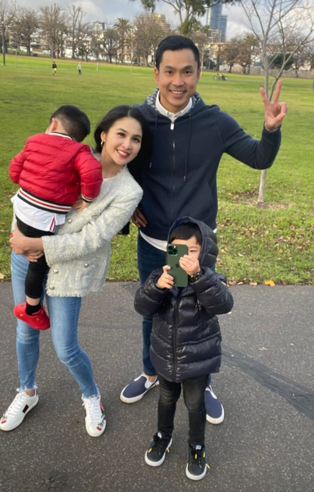 10 Potret Seru Sandra Dewi Liburan di Melbourne, Sambil Momong Anak!