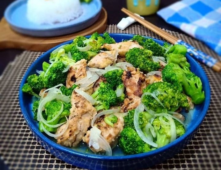 Resep Ayam Panggang Brokoli Saus Bombai, Sajian Sehat untuk Keluarga 