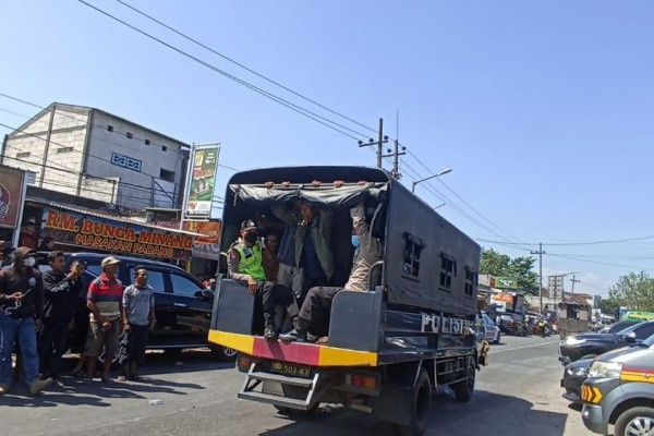 3 Truk Angkut Massa Pendukung MSAT dari Pesantren di Jombang