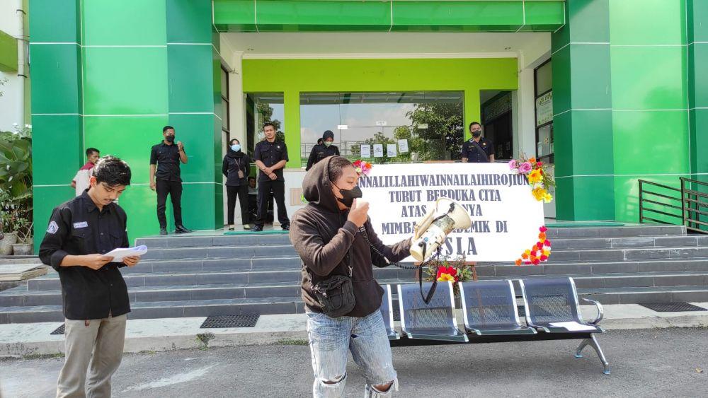 Viral Dosen Tabrak Karangan Bunga Saat Demo Mahasiswa, Ini Kata Rektor