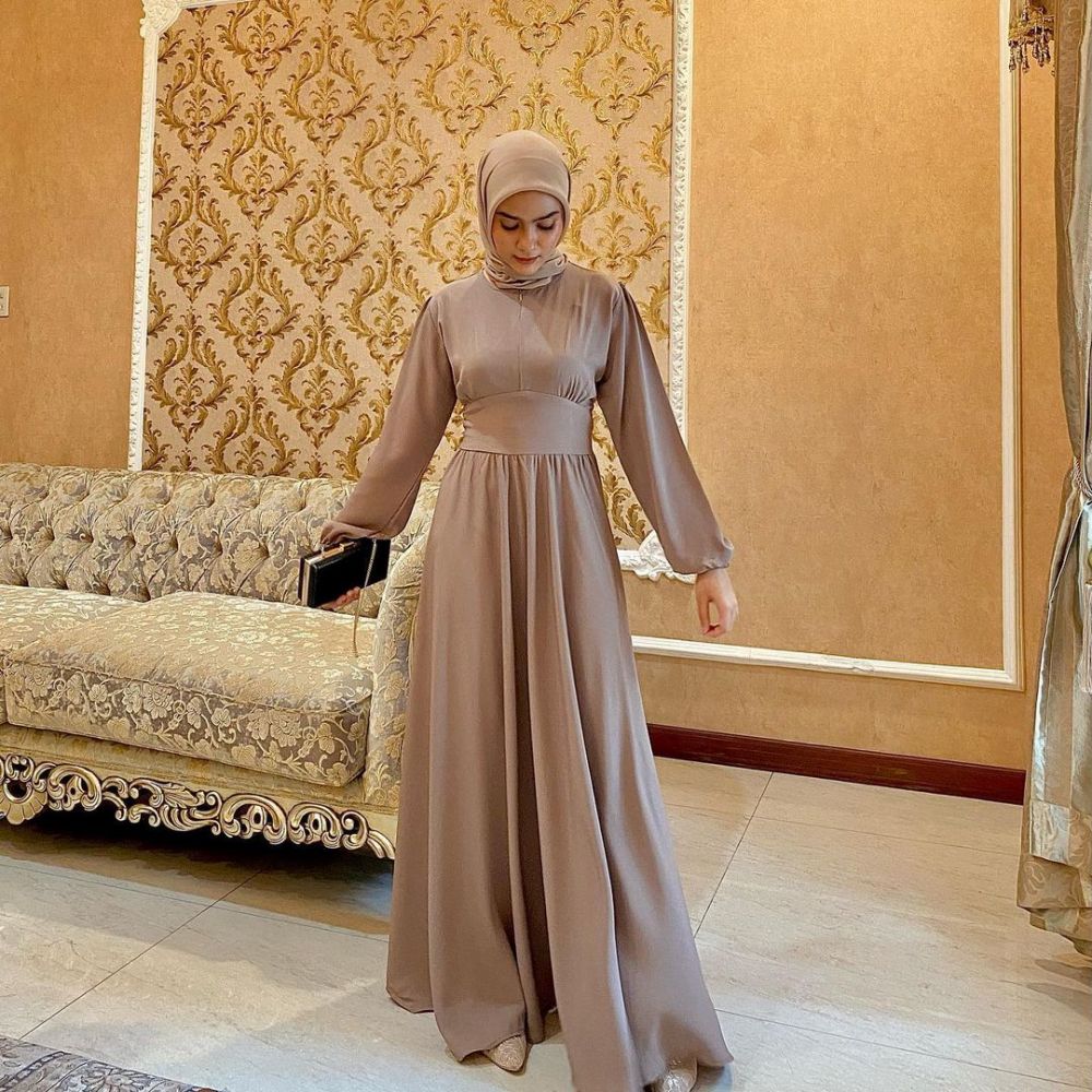 12 Inspirasi OOTD Kondangan Bernuansa Soft ala Cewek Bumi