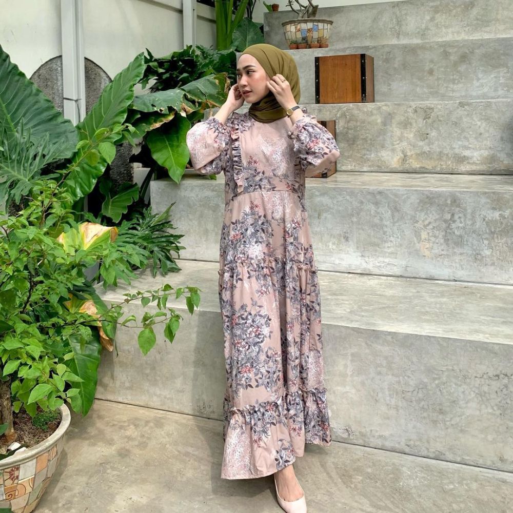 9 Inspirasi Gamis, Outfit Simple tapi Elegan Temani Aktivitasmu