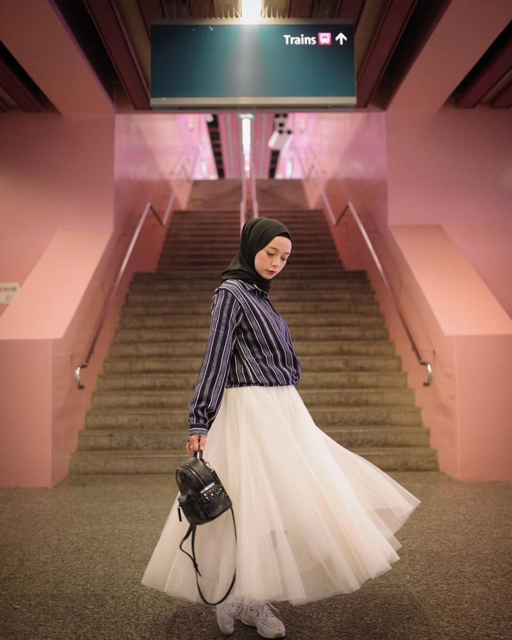 9 Inspirasi OOTD Hijab dari Erlinda Yuliana, Cocok Buat Hang Out  