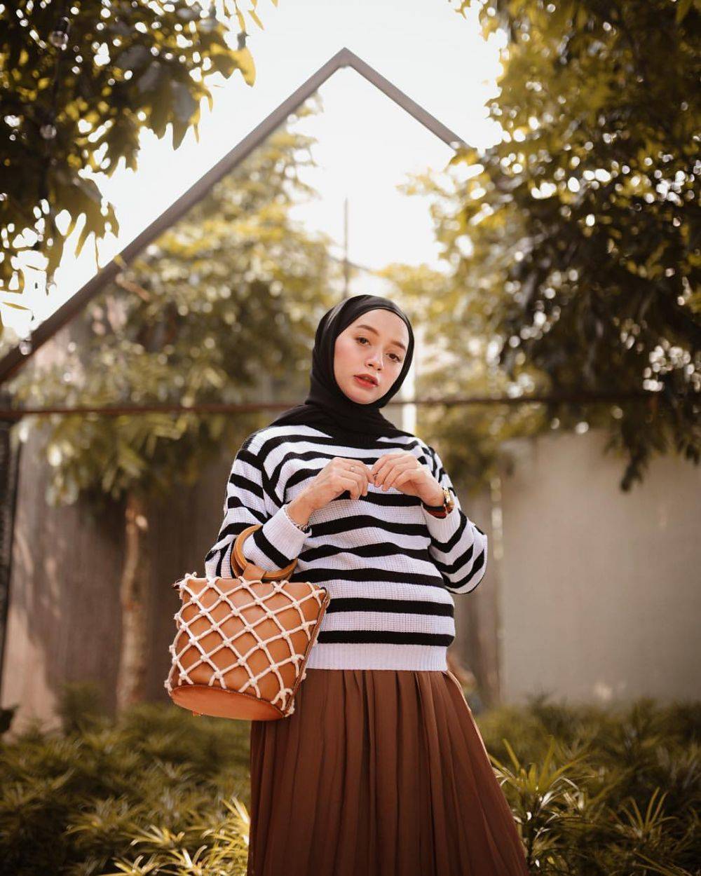 9 Inspirasi OOTD Hijab dari Erlinda Yuliana, Cocok Buat Hang Out  