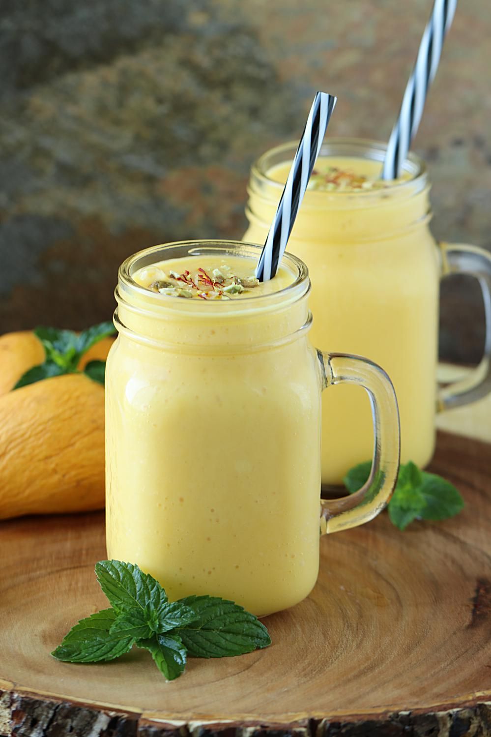 Ласси напиток. Mango Lassi. Манго Ласси десерт. Йогурт.