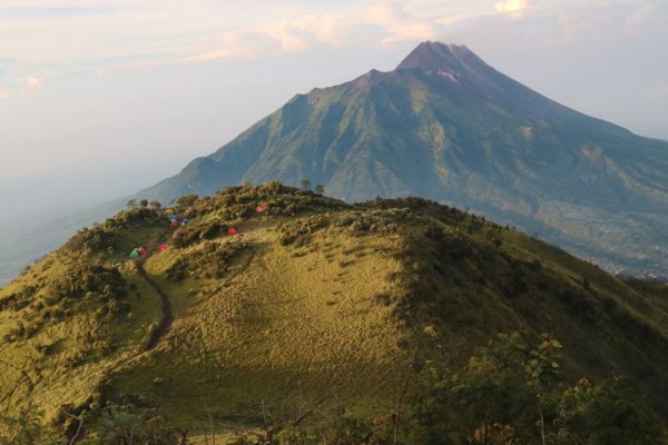 Cerita Rakyat Retna Lestari Tentang Merapi Dan Merbabu