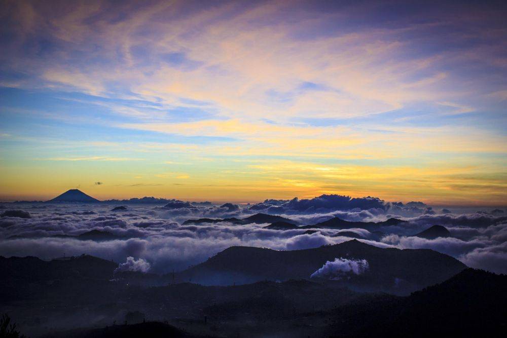 10 Potret Keindahan Gunung Prau, Lanskapnya Memanjakan Mata